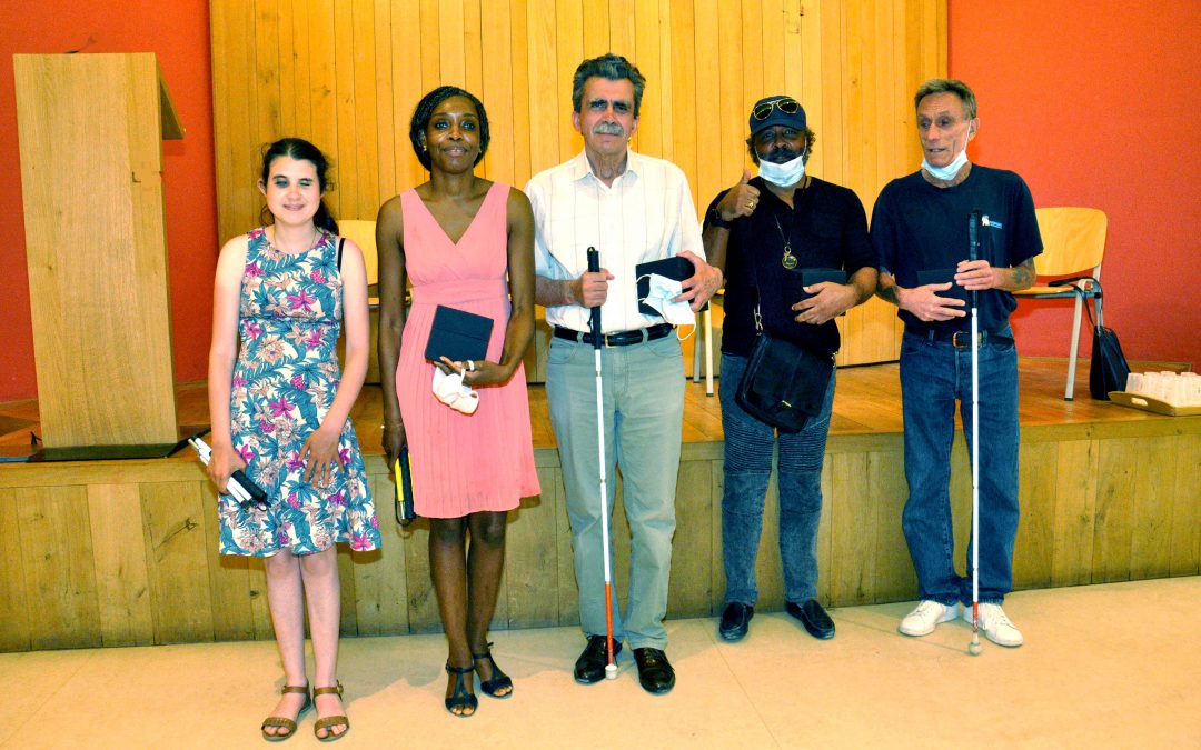 Remise de 5 cannes blanches connectées